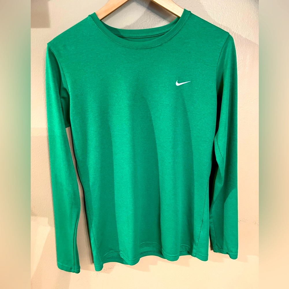 Nike women’s fit dry long sleeve shirt